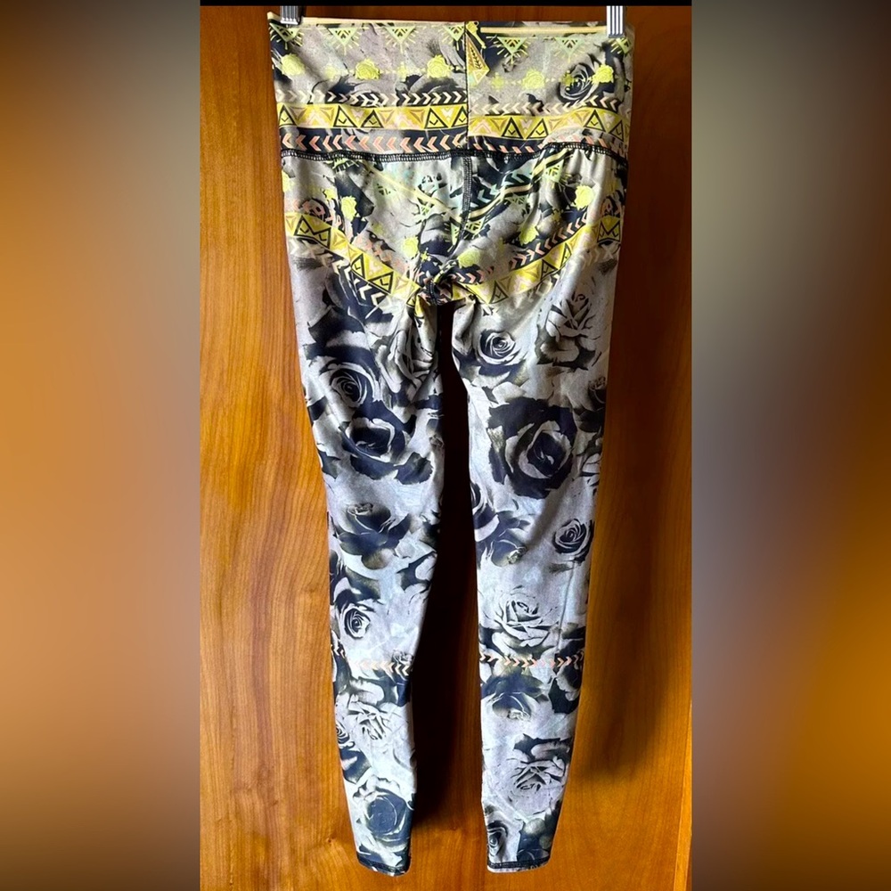 TEEKI ‘Desert Rose’ Yoga Pants Retail $86. Out of production print 🏵️